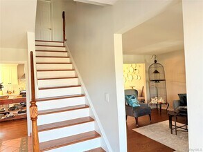 49 Spencer Dr in New Rochelle, NY - Building Photo - Building Photo