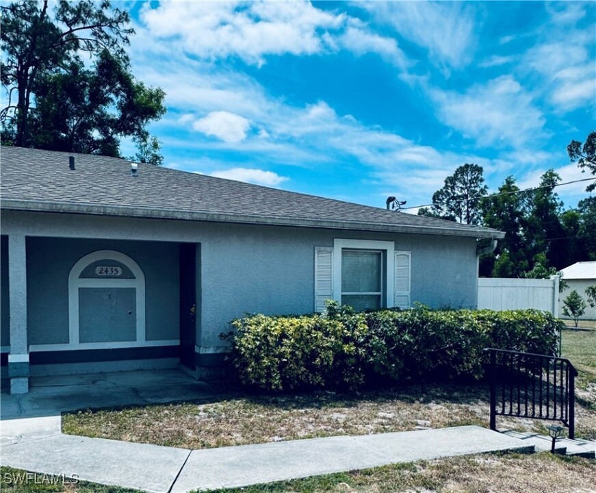 2435 Lantana Ave S in Lehigh Acres, FL - Foto de edificio