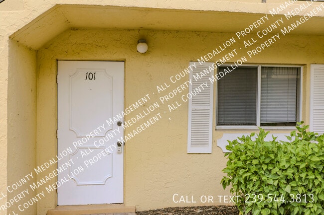 8049 Country Rd in Ft. Myers, FL - Building Photo - Building Photo