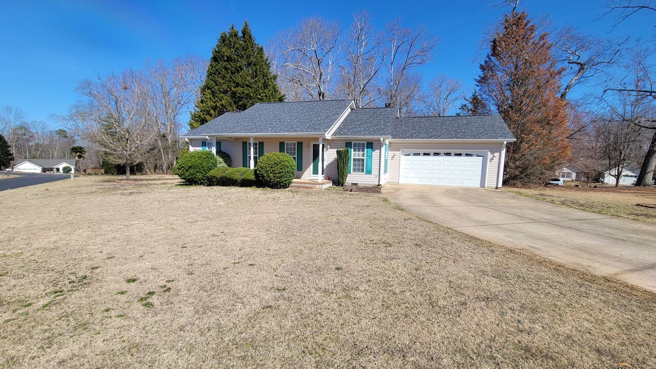 132 High Meadows Ln in Greer, SC - Building Photo