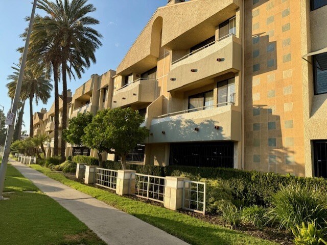 19009 Sherman Way, Unit 34 in Reseda, CA - Foto de edificio - Building Photo
