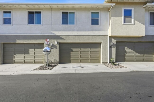 2182 Bluestone Cir in Chula Vista, CA - Building Photo - Building Photo