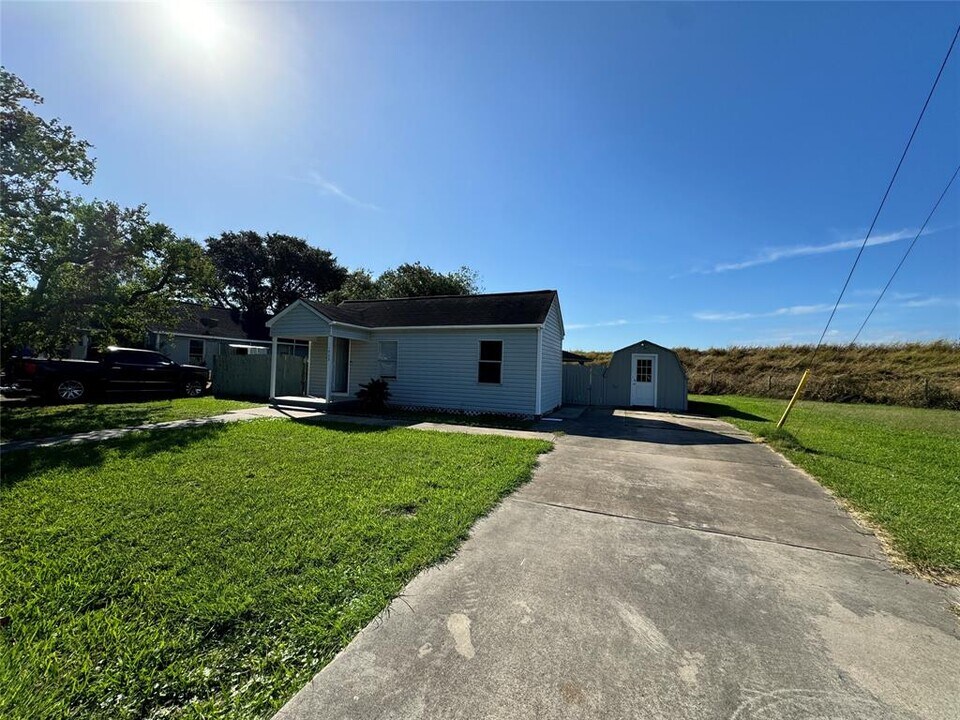 1523 N Avenue F in Freeport, TX - Building Photo