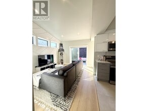901 Jackson Crescent in New Westminster, BC - Building Photo - Building Photo
