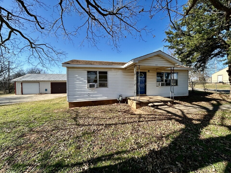 310 N Division St in Asher, OK - Building Photo