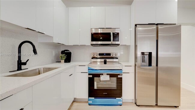 2736 NW 21st Ave in Oakland Park, FL - Building Photo - Building Photo