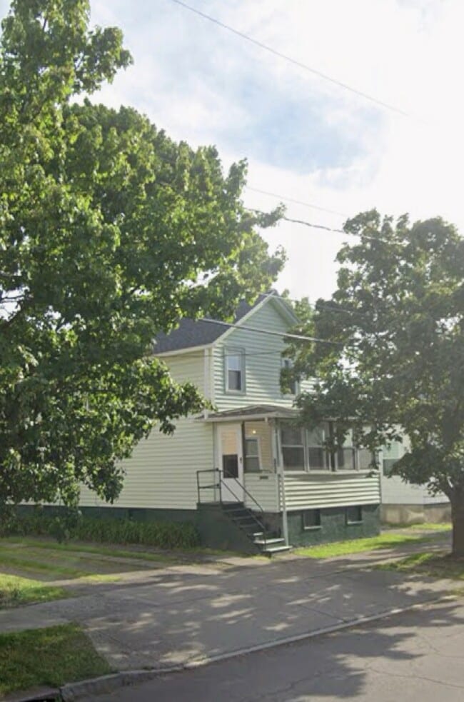 property at 727 W Court St