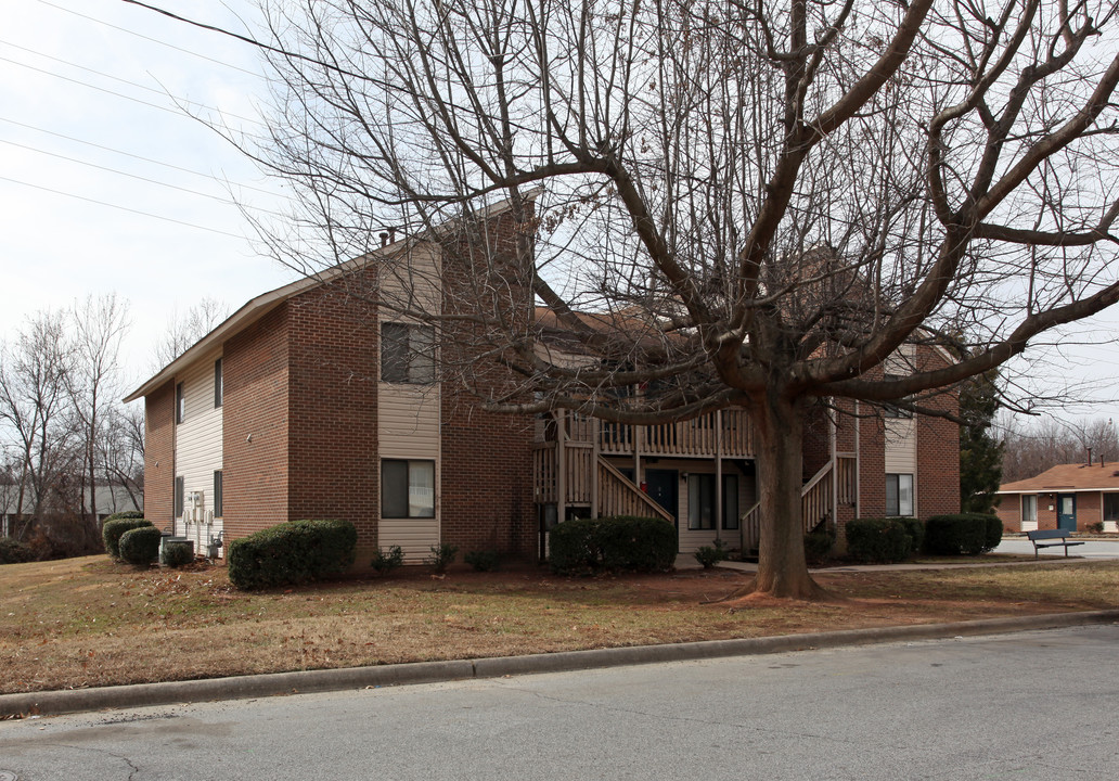 Dartmouth Courts Apartments in Greensboro, NC - Building Photo