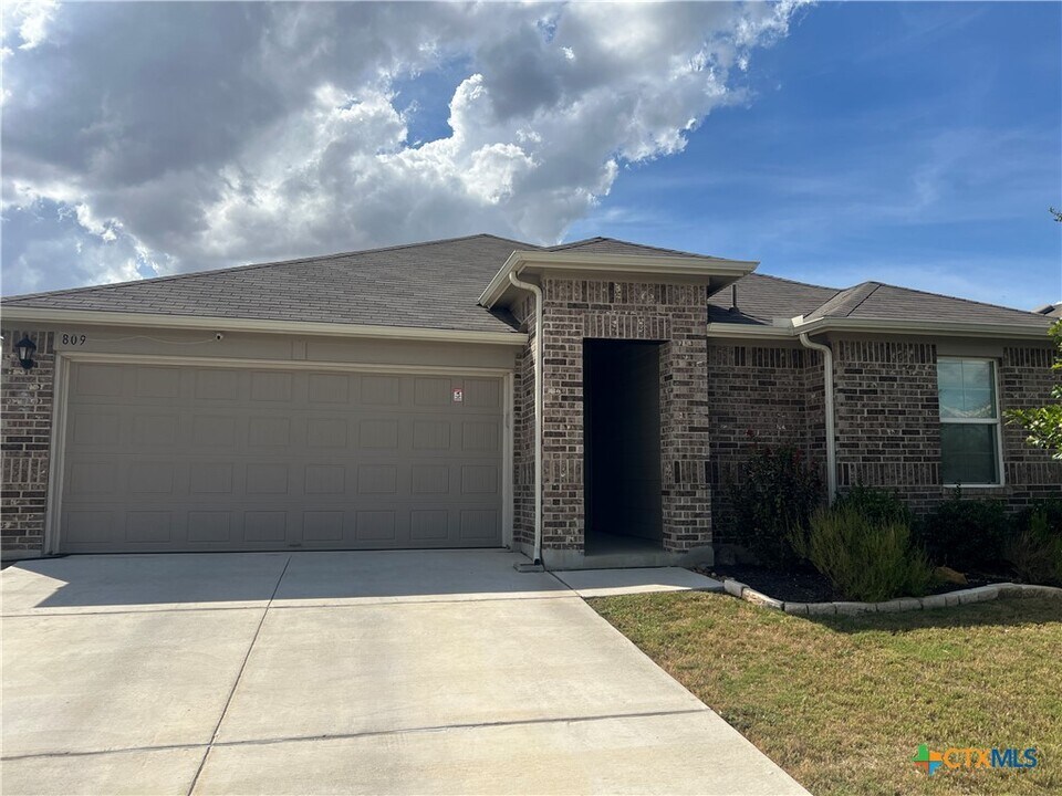 809 Margay Lp in Seguin, TX - Building Photo