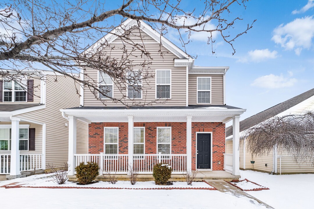 8794 Olenmead Dr in Lewis Center, OH - Foto de edificio