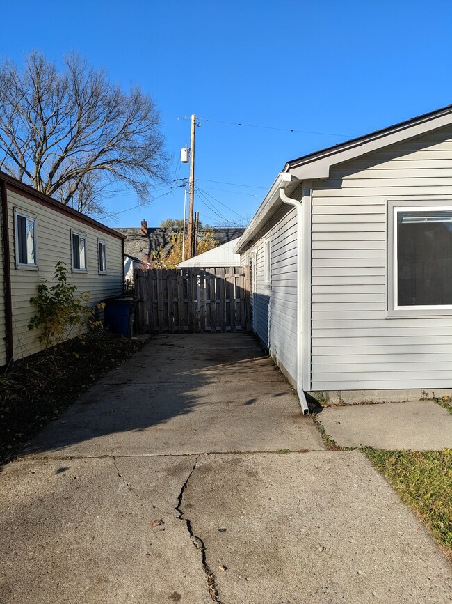 612 W Hudson Ave in Madison Heights, MI - Building Photo - Building Photo