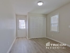 327 Westridge Rd in Elgin, SC - Foto de edificio - Building Photo