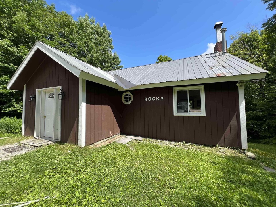 10 Rocky Rd in Winhall, VT - Foto de edificio