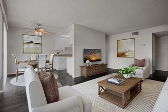 Foothill Village Apartments in Pomona, CA - Foto de edificio - Building Photo