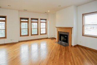 2741 N Southport Ave, Unit 2N in Chicago, IL - Foto de edificio - Building Photo