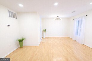 4924 Van Walbeek Pl in Annandale, VA - Building Photo