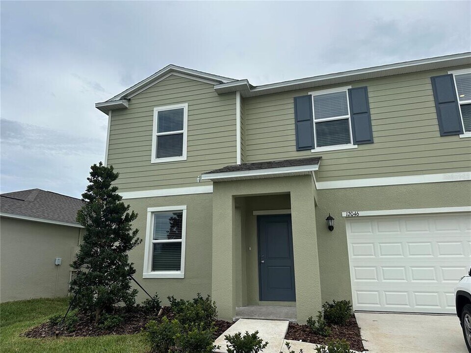 12046 Brae Wy in Dade City, FL - Building Photo