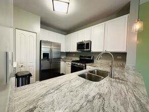 2409 Golf Ridge Cir, Unit 271 in Naperville, IL - Building Photo - Building Photo