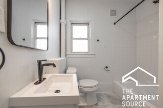 2301 N Leavitt St in Chicago, IL - Foto de edificio - Building Photo