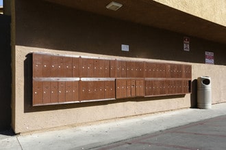 Shadow Hills Apartments in Pacoima, CA - Foto de edificio - Building Photo