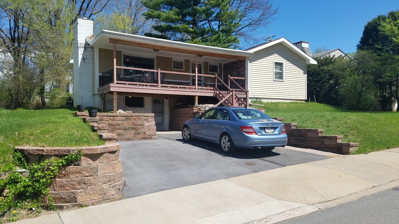1127 S Allen St in State College, PA - Foto de edificio
