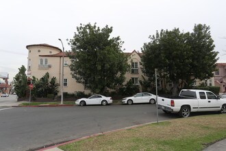 5320 W Olympic Blvd in Los Angeles, CA - Foto de edificio - Building Photo