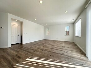 1008 Oakbriar Cir in Roseville, CA - Building Photo - Building Photo