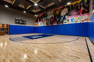 Mckenzie in Clayton, MO - Foto de edificio - Building Photo