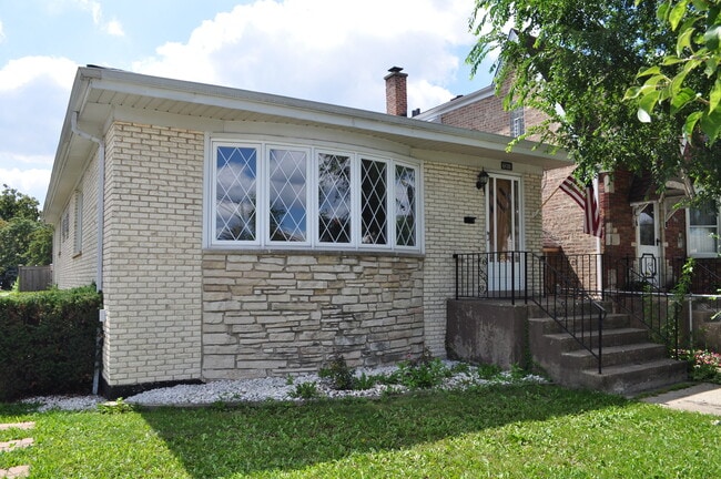 property at 7301 W Roscoe St
