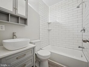 1236 W Airdrie St in Philadelphia, PA - Foto de edificio - Building Photo