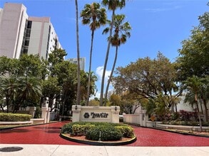 16919 N Bay Rd in Sunny Isles Beach, FL - Building Photo - Building Photo