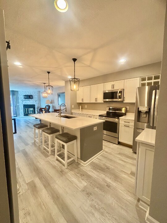 12053 E Hoye Dr in Aurora, CO - Building Photo