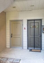10561 Lakeside Dr S in Garden Grove, CA - Building Photo - Building Photo