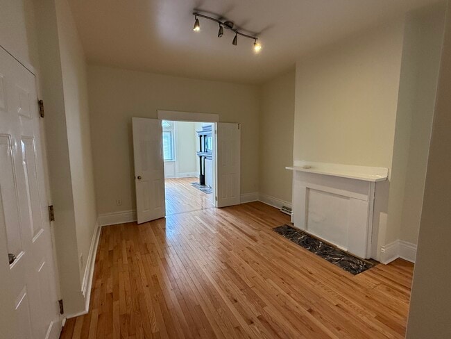 156 S 18th St, Unit 1 in Pittsburgh, PA - Foto de edificio - Building Photo