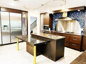 6 Lake Rd in Great Neck, NY - Building Photo - Building Photo