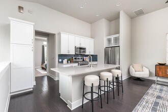 404 W Alpine Rd in Austin, TX - Building Photo - Building Photo