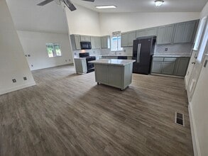 18439 Hidden Valley Rd in Hidden Valley Lake, CA - Building Photo - Building Photo