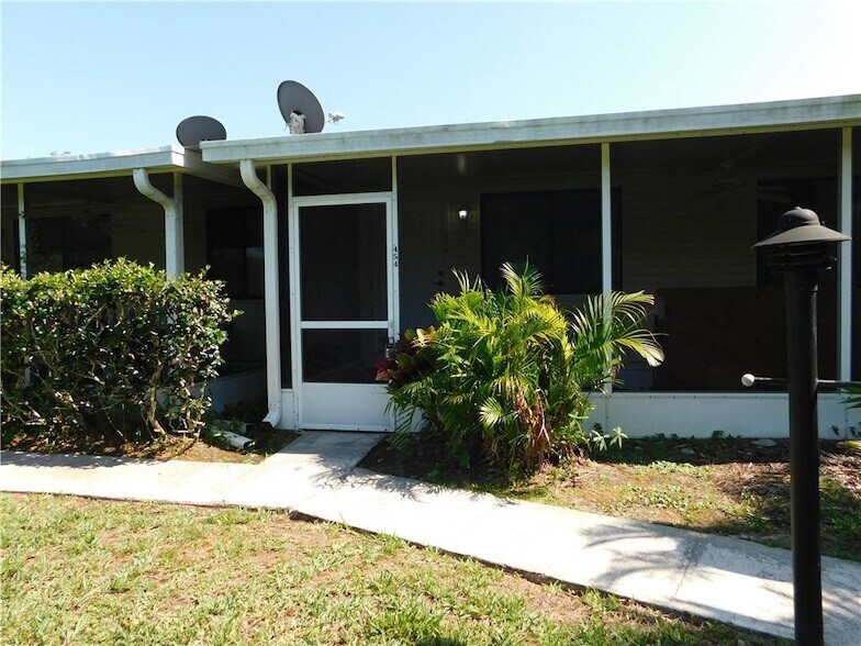 454 7th Pl in Vero Beach, FL - Foto de edificio