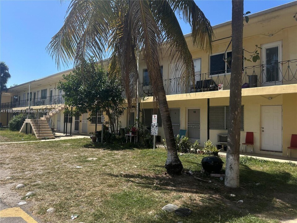 71 NW 76th St in Miami, FL - Building Photo