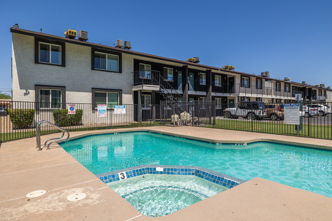 Las Ventanas Apartments in Phoenix, AZ - Building Photo