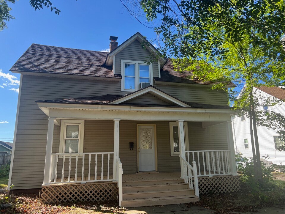 2402 Gowen St in Wausau, WI - Foto de edificio