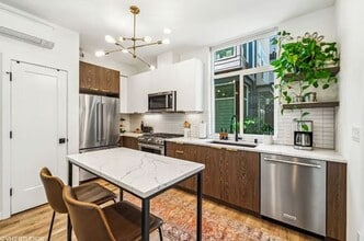 2404E Dexter Ave N in Seattle, WA - Foto de edificio - Building Photo