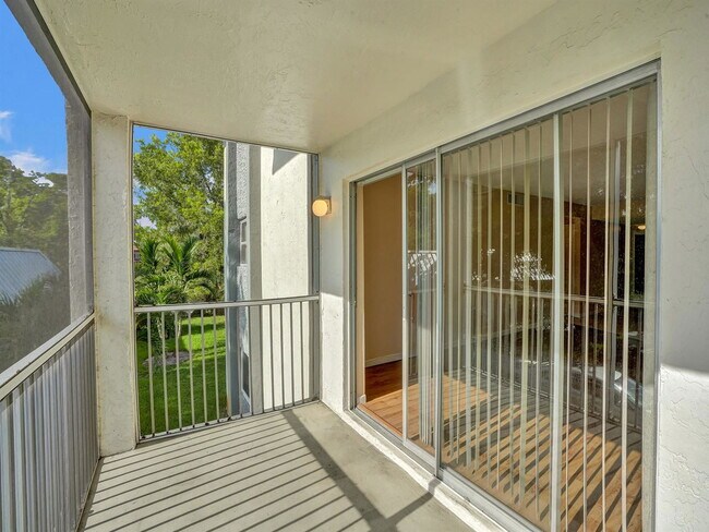 3000 Riverside Dr in Coral Springs, FL - Building Photo - Building Photo