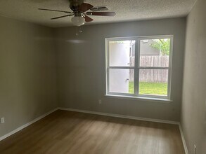 110 Baker Ln, Unit 2 in Farmersville, TX - Foto de edificio - Building Photo