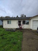 1451 Cedar St in Philomath, OR - Building Photo