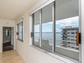 1402 Brickell Bay Dr in Miami, FL - Building Photo - Building Photo