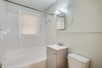 Meadowlark Apartments in Wichita, KS - Foto de edificio - Building Photo