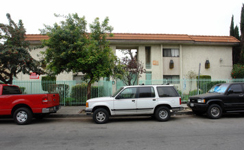 8619 Willis Avenue Apartments in Van Nuys, CA - Foto de edificio - Building Photo