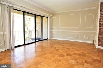 6008 Westchester Park Dr, Unit 301 in College Park, MD - Building Photo - Building Photo