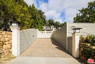 1960 Hillcrest Rd in Los Angeles, CA - Building Photo - Building Photo